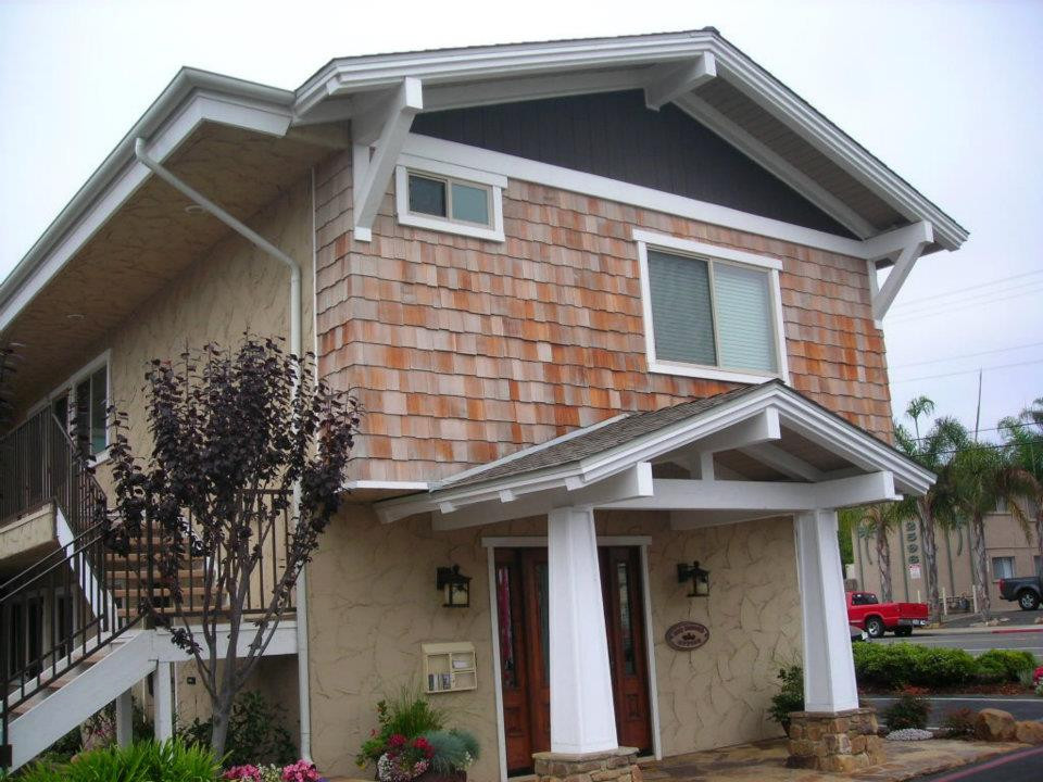 Cette photo montre une grande façade de maison grise bord de mer en planches et couvre-joints à un étage avec un revêtement mixte, un toit à deux pans, un toit en shingle et un toit gris.