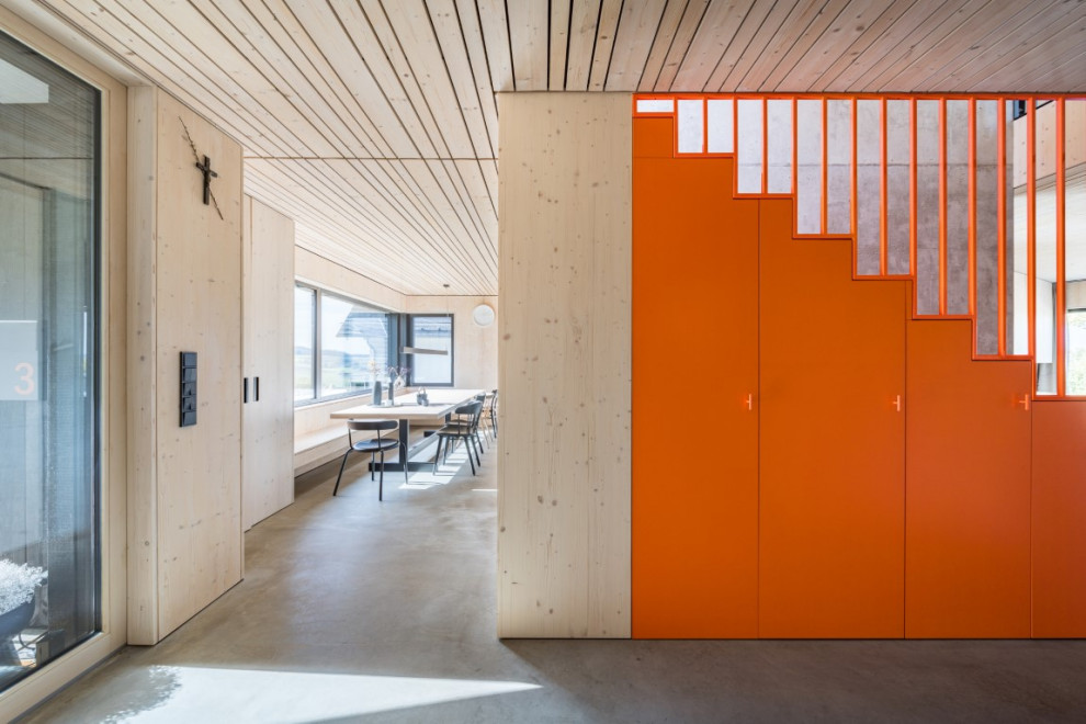 Идея дизайна: прямая лестница в стиле модернизм с металлическими перилами и деревянными стенами