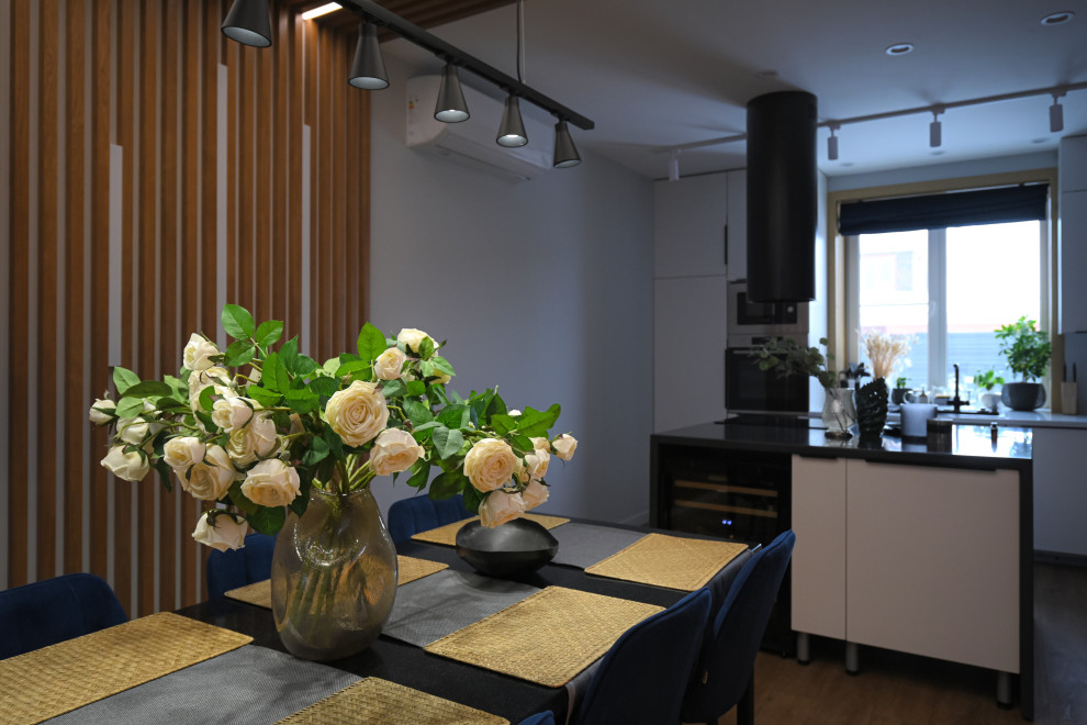 Коттедж в Чукреевке с природными фресками и рейками с подсветкой