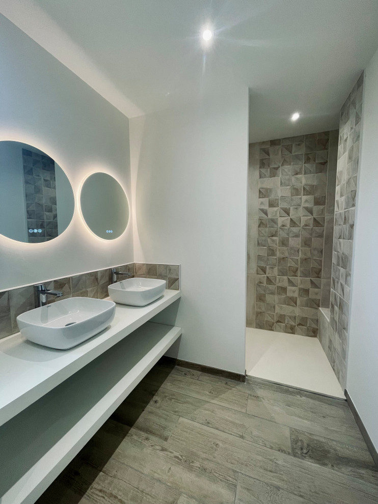 Inredning av ett industriellt mellanstort vit vitt en-suite badrum, med en öppen dusch, brun kakel, vita väggar, ett nedsänkt handfat, träbänkskiva, brunt golv och med dusch som är öppen
