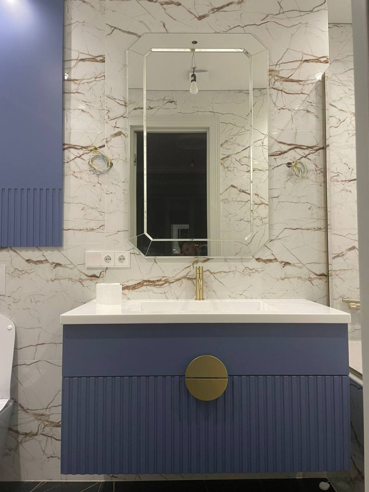 Зеркало в зеркальной раме в  ванную. Перегородка на ванной.