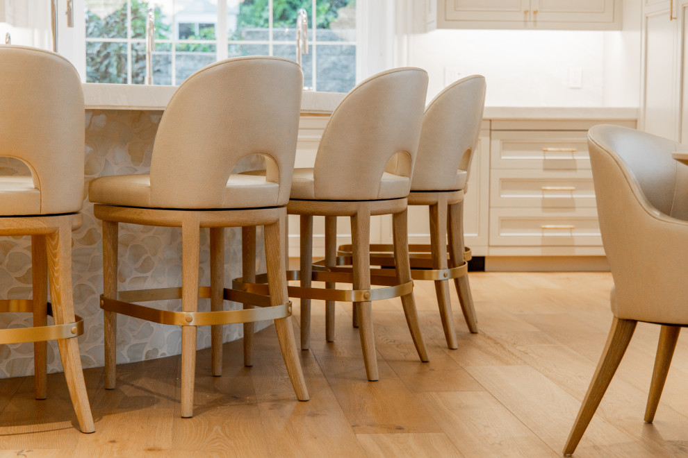 Idee per una grande sala da pranzo aperta verso la cucina contemporanea con pavimento in legno massello medio e pavimento marrone