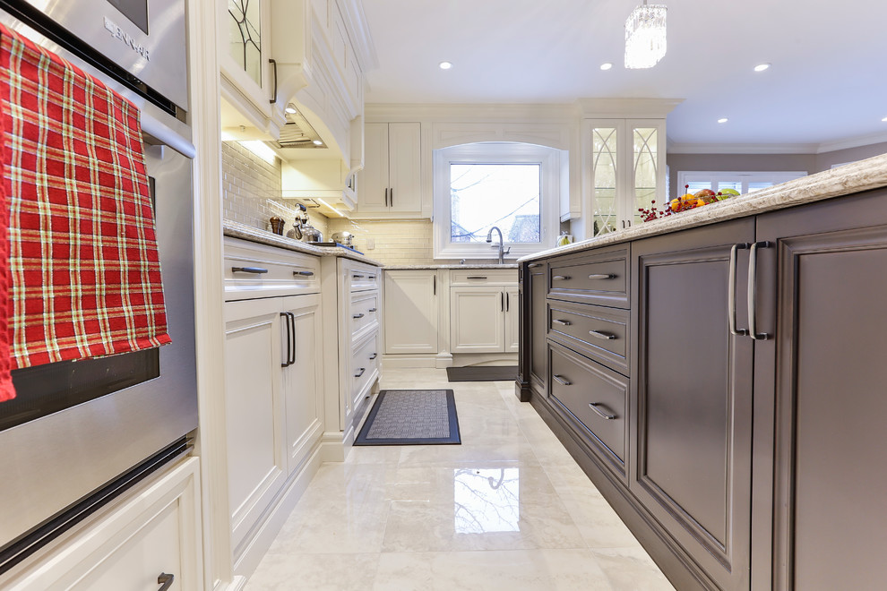 Kitchen - transitional kitchen idea in Toronto