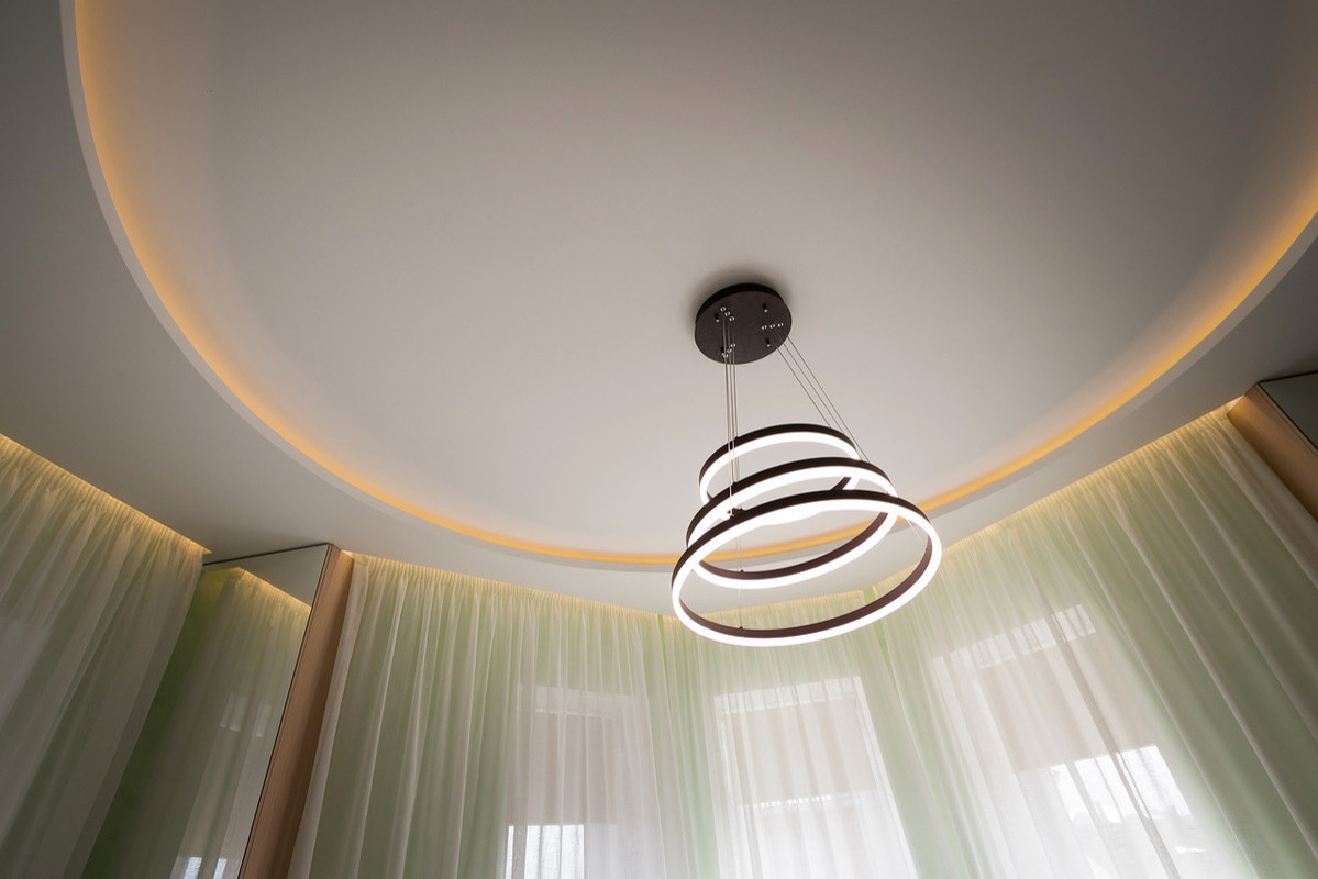 Яркий дом в пригороде