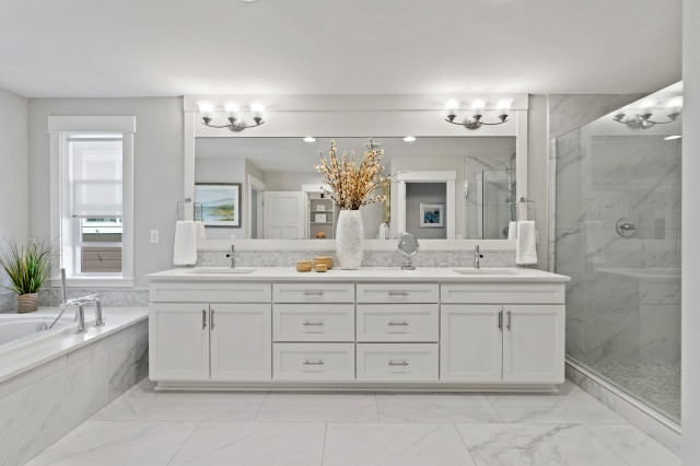 Custom Toll Brothers Home in Bothell modern-badezimmer