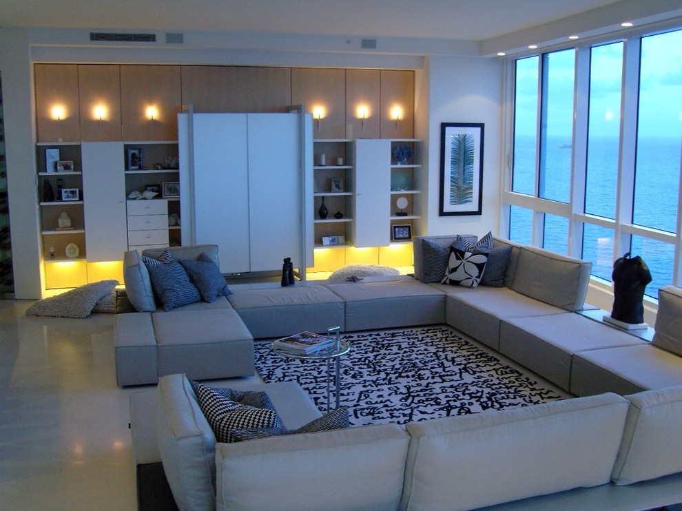 Inspiration for a modern home design remodel in Miami
