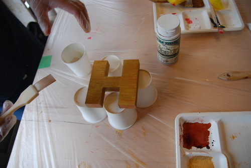 簡単DIY：家具修理のプロに習う、クラック塗料を使ったヴィンテージ風