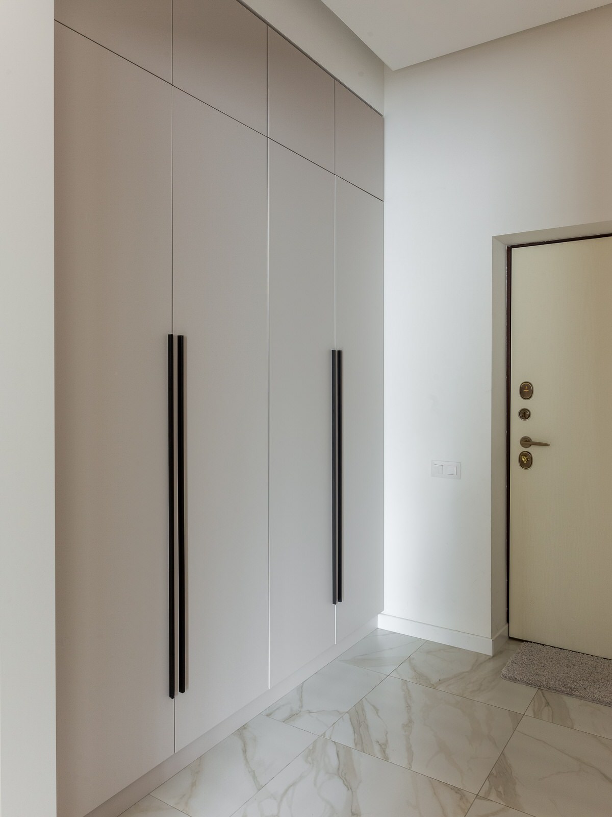 Шкаф и тумба с зеркалом в прихожей в ЖК Матч Поинт