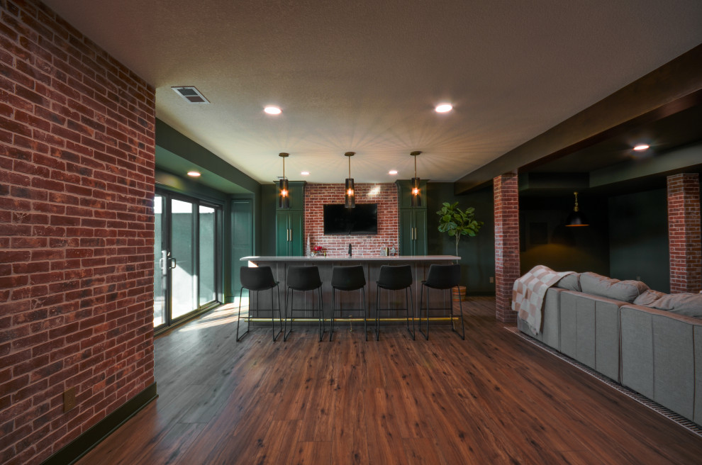 Inspiration pour un grand sous-sol minimaliste donnant sur l'extérieur avec un bar de salon, un mur vert, un sol en vinyl, poutres apparentes et un mur en parement de brique.