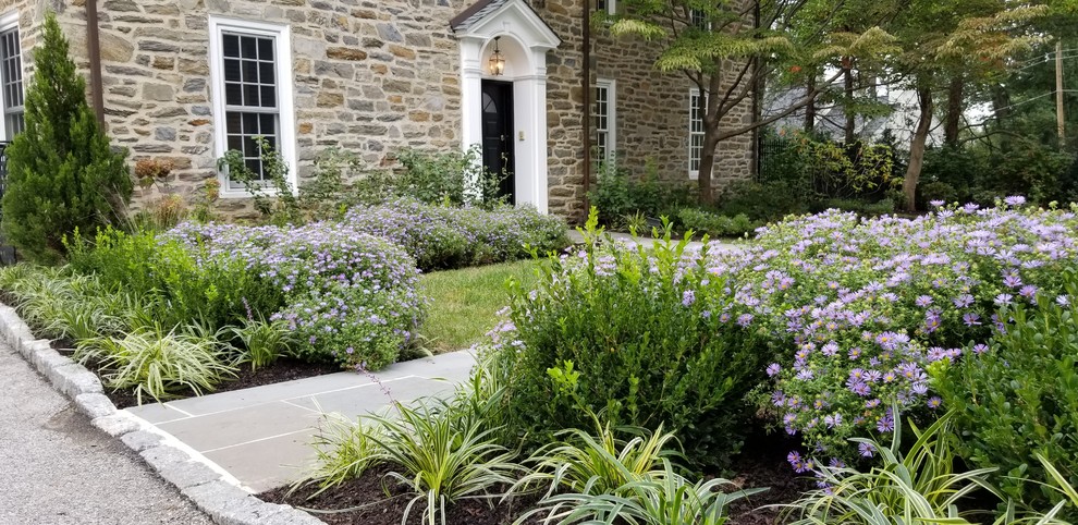 Inspiration for a mid-sized traditional landscaping in Philadelphia.