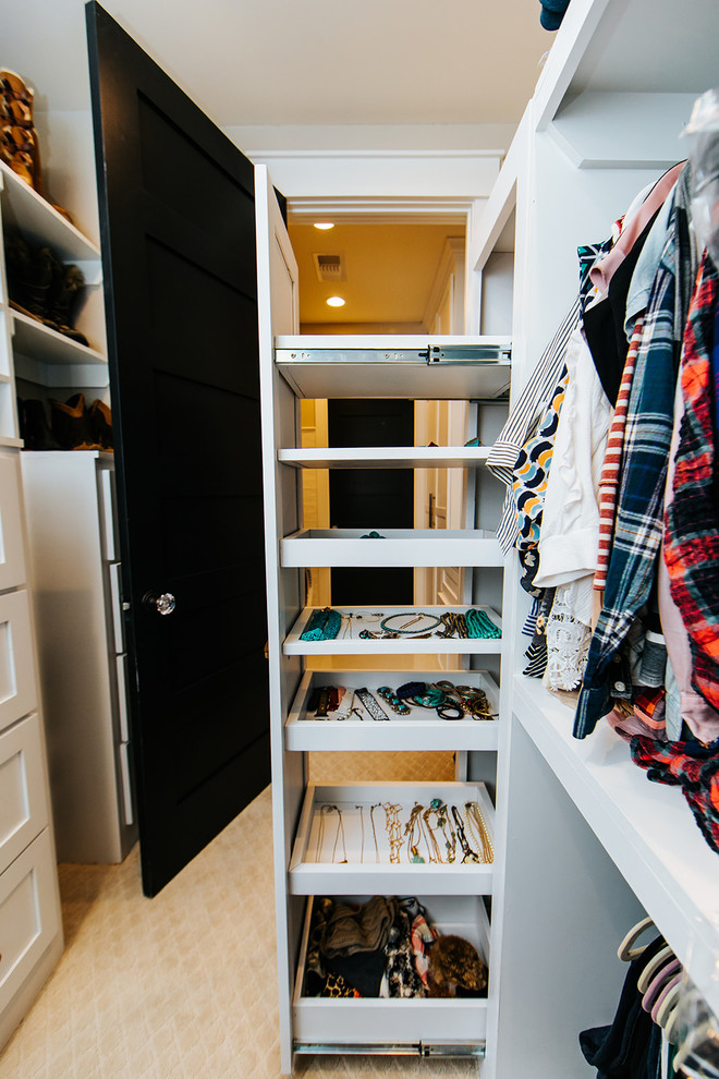 Ejemplo de armario vestidor de mujer campestre con armarios estilo shaker, puertas de armario blancas, moqueta y suelo blanco