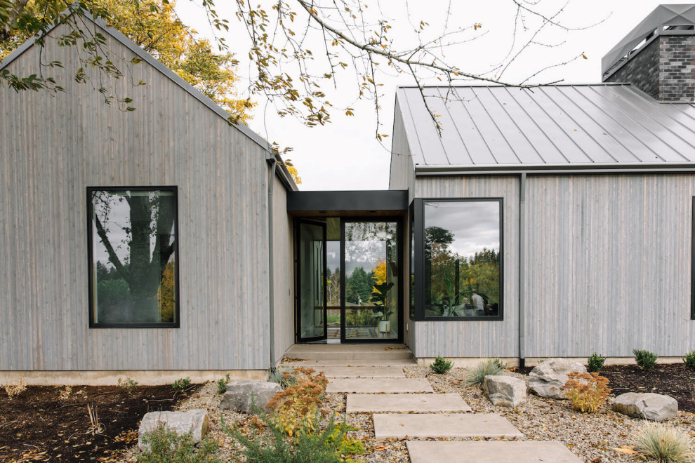 Идея дизайна: одноэтажный, деревянный частный загородный дом в скандинавском стиле с металлической крышей и серой крышей