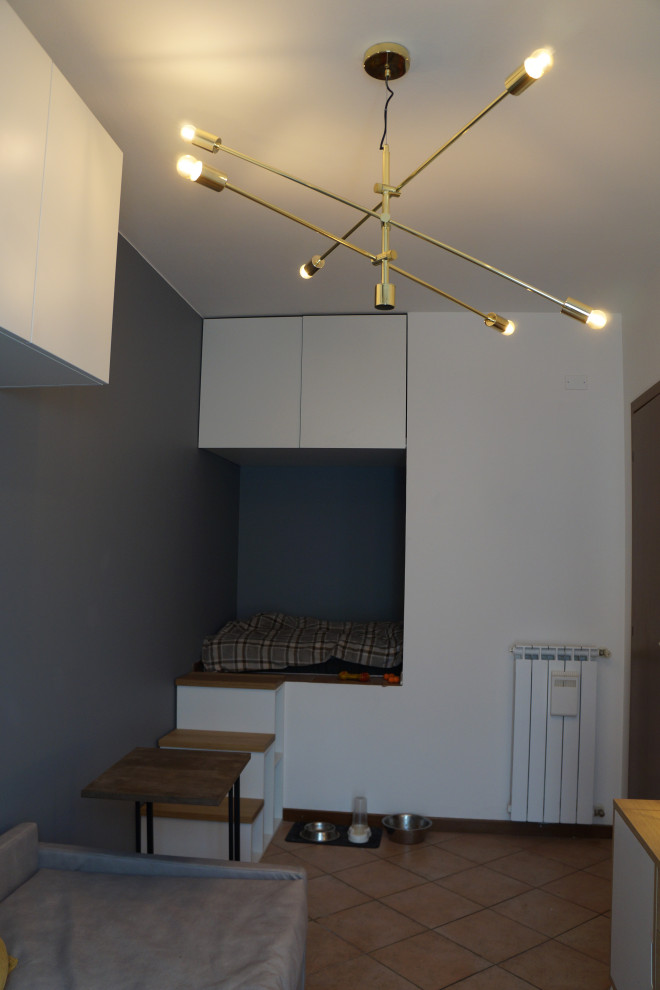 Inspiration för ett litet funkis gästrum, med grå väggar, tegelgolv och rött golv