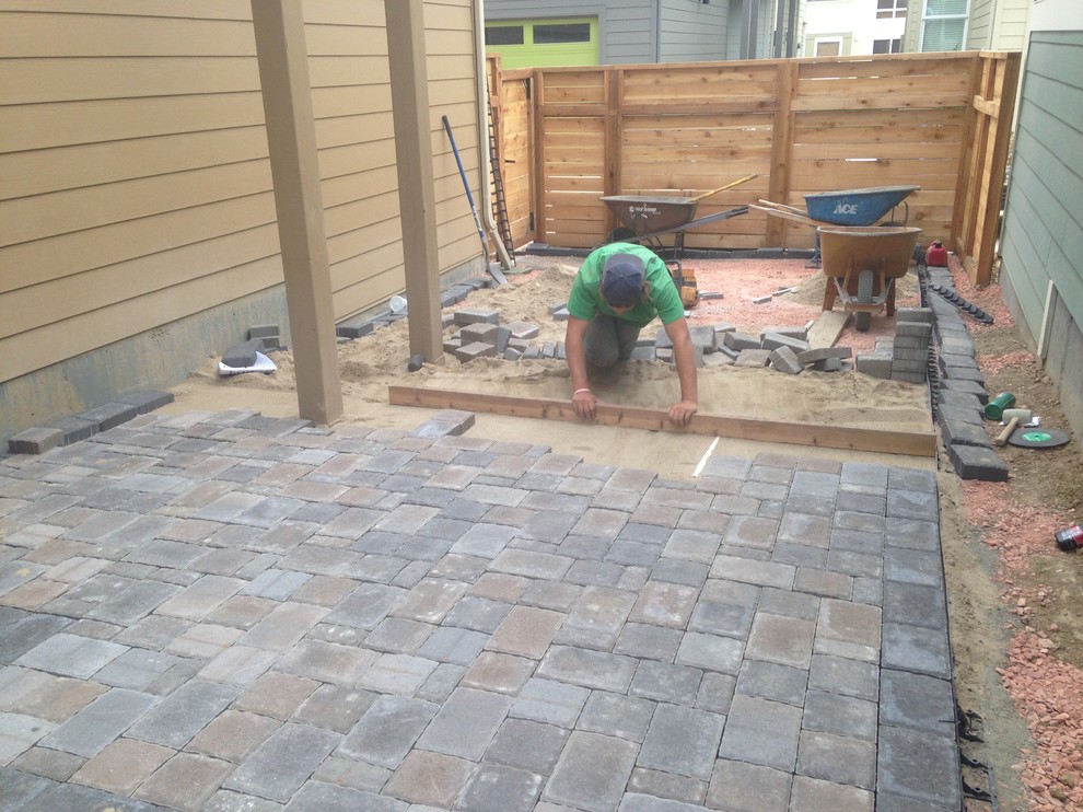 Photo of a small modern side yard patio in Denver with concrete pavers.