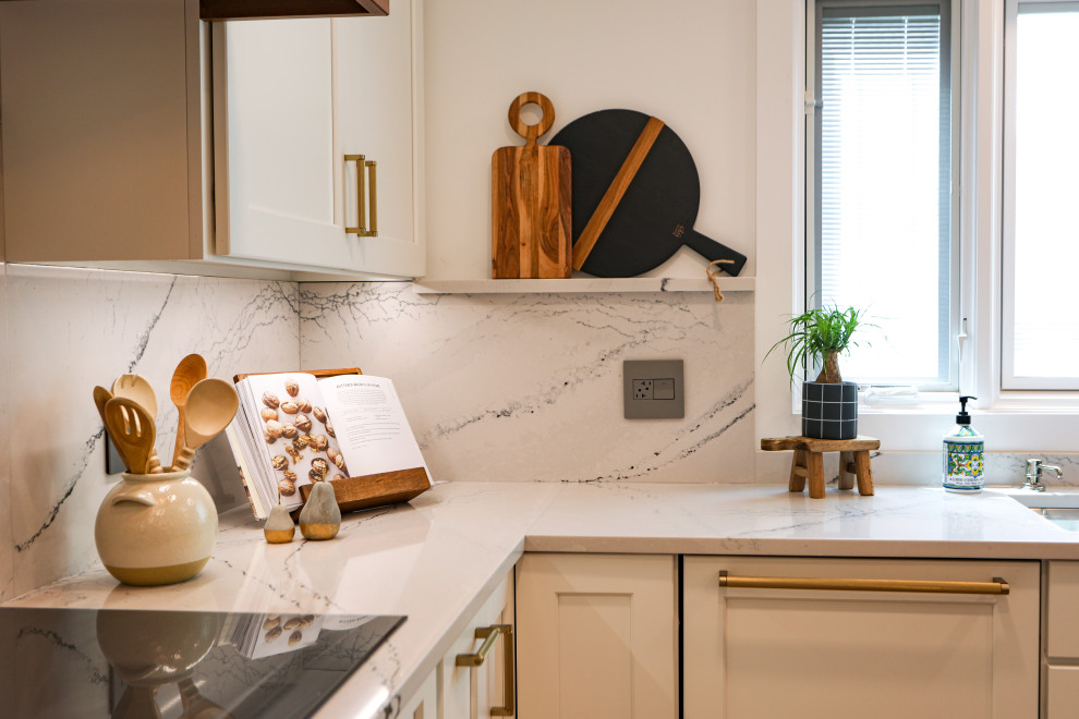 Large transitional u-shaped light wood floor and brown floor eat-in kitchen photo in Chicago with an undermount sink, shaker cabinets, white cabinets, quartz countertops, white backsplash, quartz backsplash, paneled appliances, an island and white countertops