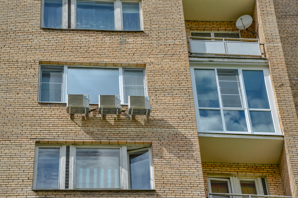 Замена старого остекления на пластиковые изделия Rehau GRAZIO.