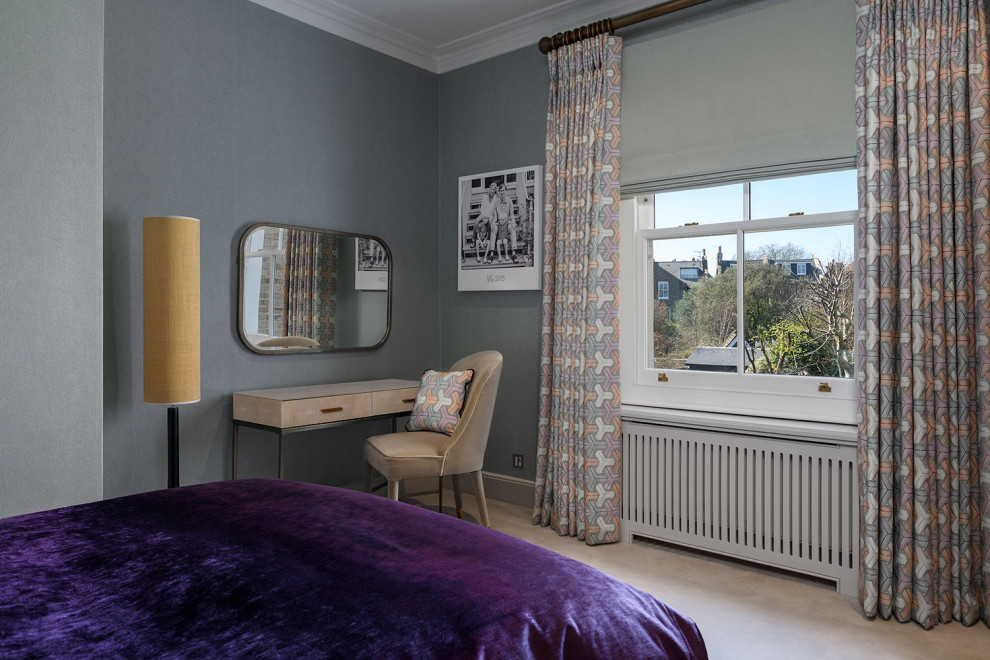 ロンドンにある中くらいなコンテンポラリースタイルのおしゃれな客用寝室 (青い壁、カーペット敷き、暖炉なし、ベージュの床、壁紙、白い天井)