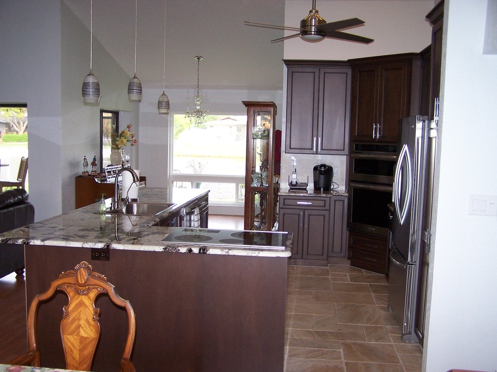 Eat-in kitchen - transitional eat-in kitchen idea in Tampa