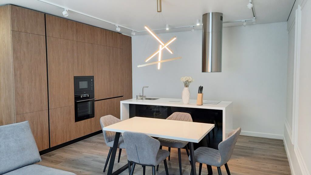 Интерьер кухни-гостиной с островом