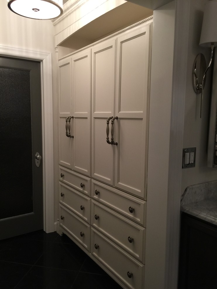 Inspiration for a transitional bathroom remodel in Chicago
