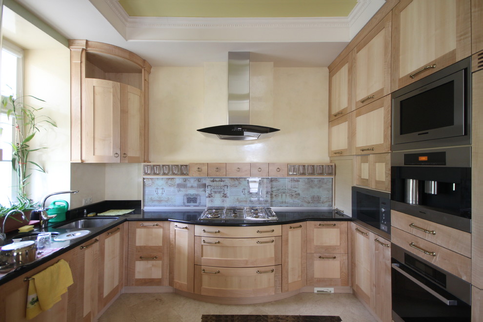 Кухня с кленовым фасадом и всякими хитростями