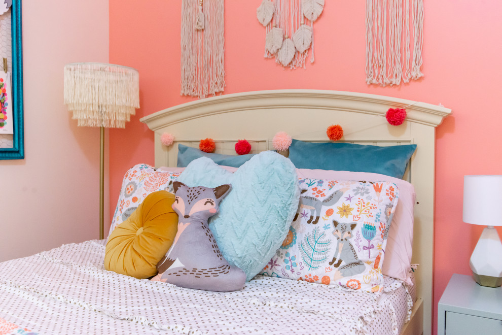 Bedroom - mid-sized transitional carpeted bedroom idea in Phoenix with pink walls and no fireplace
