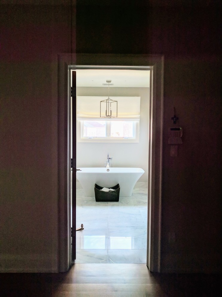 Imagen de cuarto de baño principal grande con armarios con paneles empotrados, puertas de armario blancas y encimera de mármol