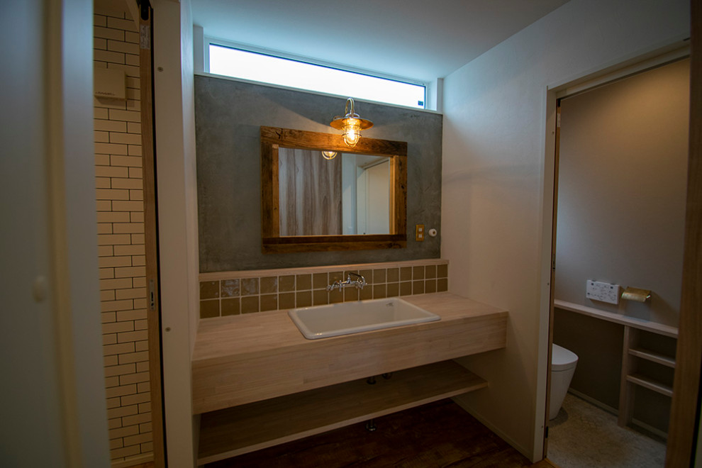 Идея дизайна: туалет в стиле модернизм с унитазом-моноблоком, белыми стенами, коричневым полом и бежевой столешницей