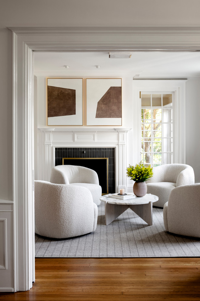 Mittelgroßes, Abgetrenntes Klassisches Wohnzimmer mit weißer Wandfarbe, braunem Holzboden, Kamin und gefliester Kaminumrandung in Baltimore