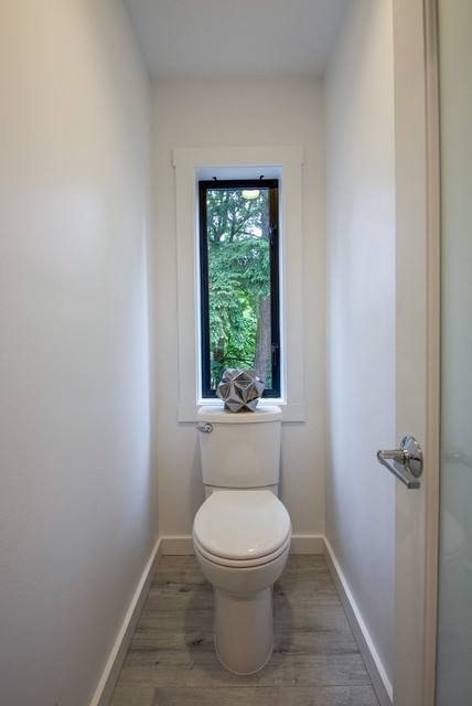 Gray Chic Master Bathroom nyklassisk-toalett