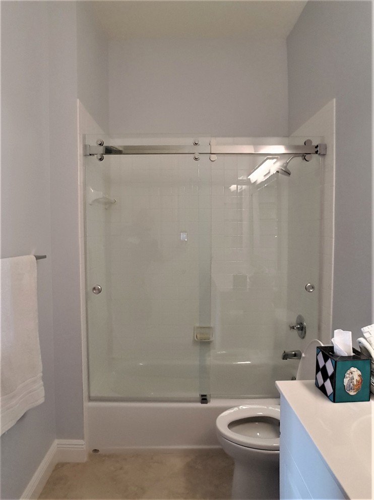 Réalisation d'une salle de bain design avec un combiné douche/baignoire et une cabine de douche à porte coulissante.