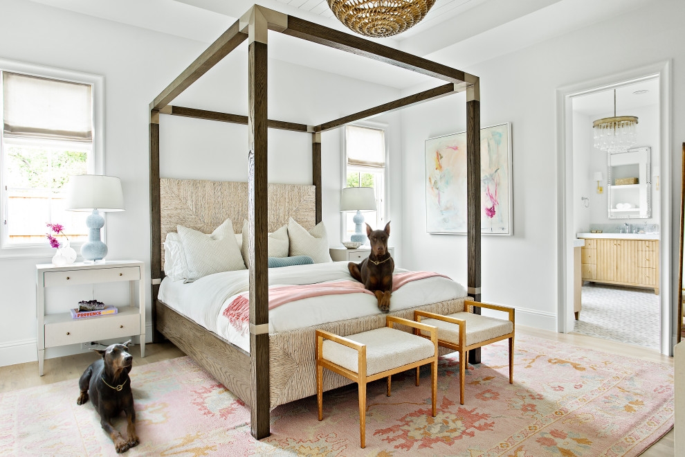 Aménagement d'une grande chambre parentale classique avec un mur blanc, parquet clair, un sol marron et un plafond en lambris de bois.