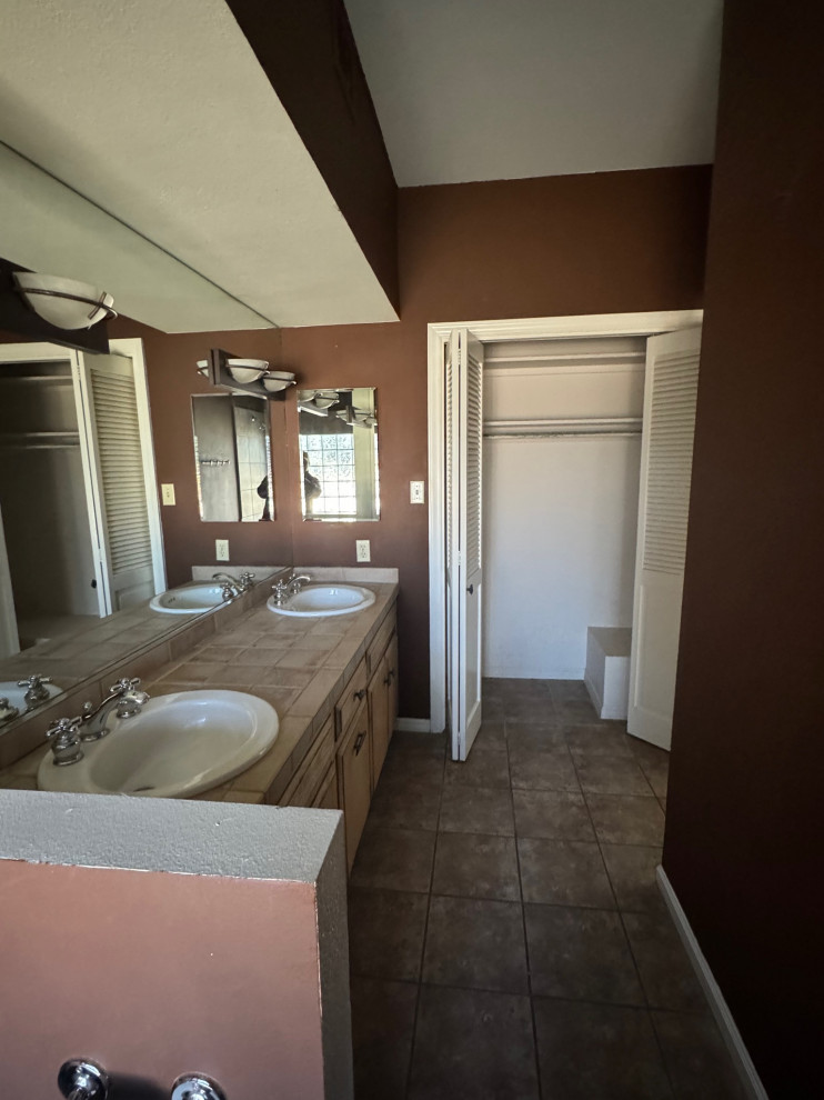Master Bathroom 2 (before)