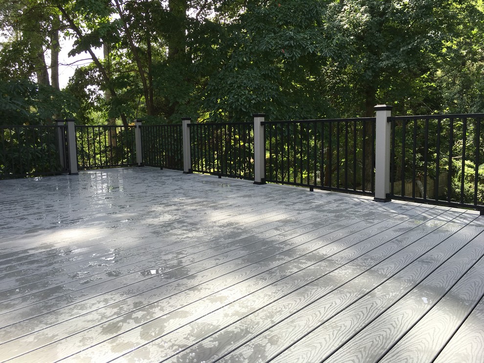 Inspiration for a mid-sized modern backyard deck in New York with no cover.