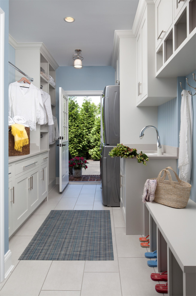 На фото: тамбур со шкафом для обуви в современном стиле с синими стенами, полом из керамогранита и белым полом с