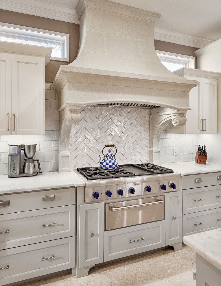 Example of a classic kitchen design in Dallas