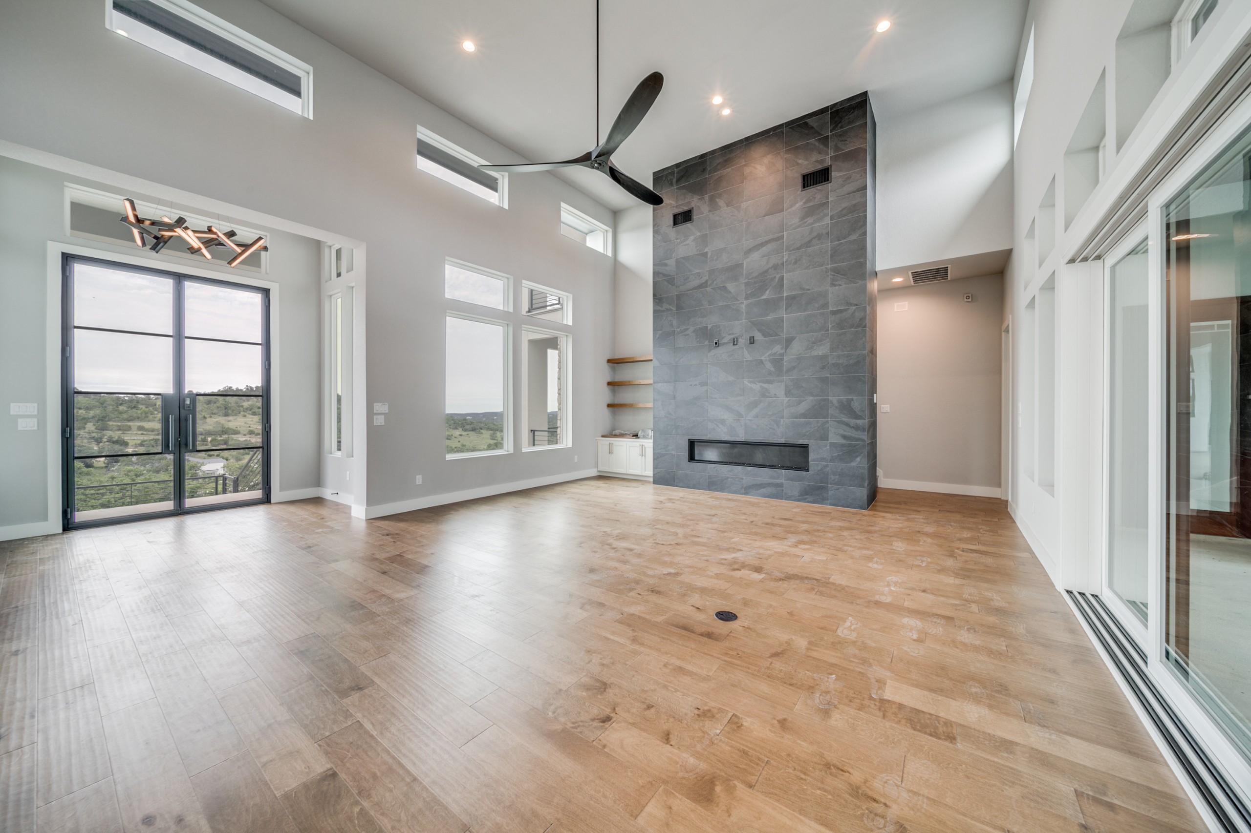 Modern: 4,950 ft², 4 BR/4 BA/2 ST