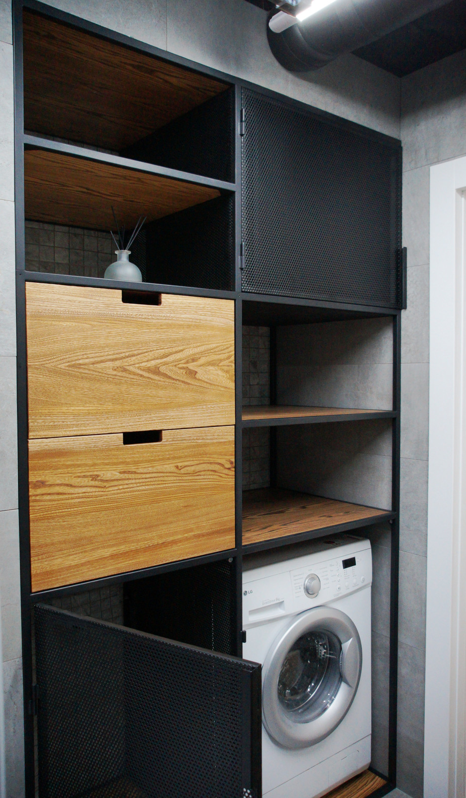 Встроенный шкаф с перфорированными дверцами