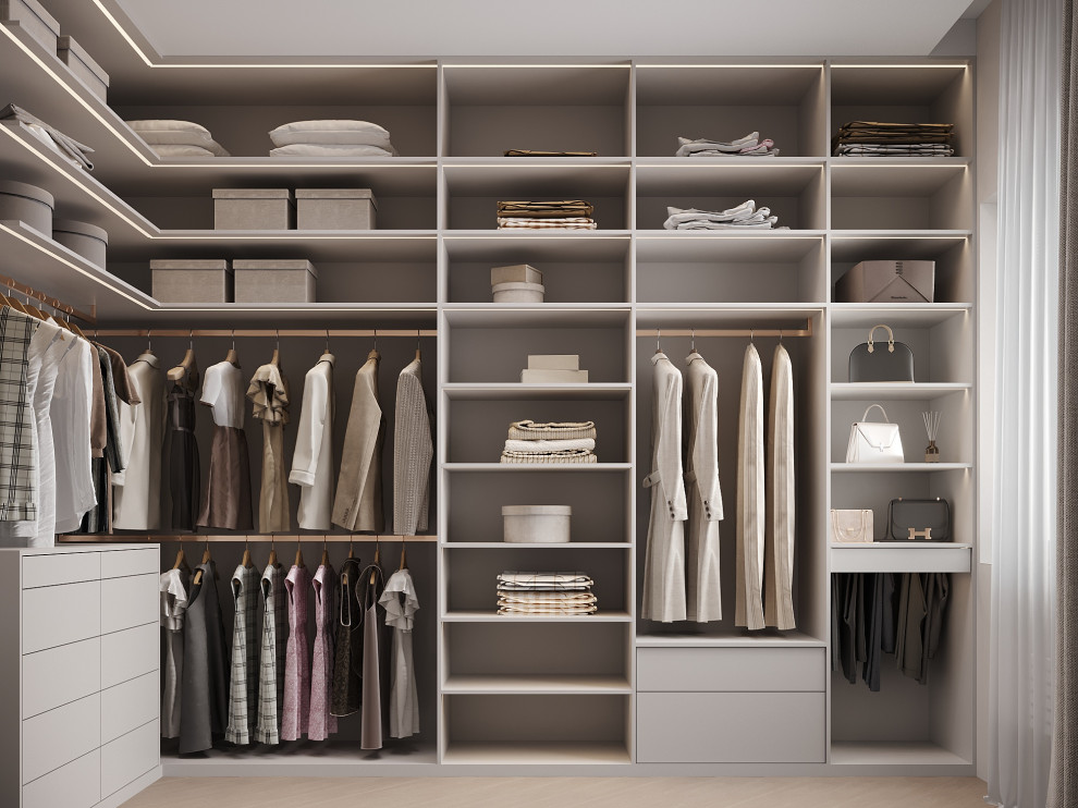 Гардеробная при спальне в загородном доме