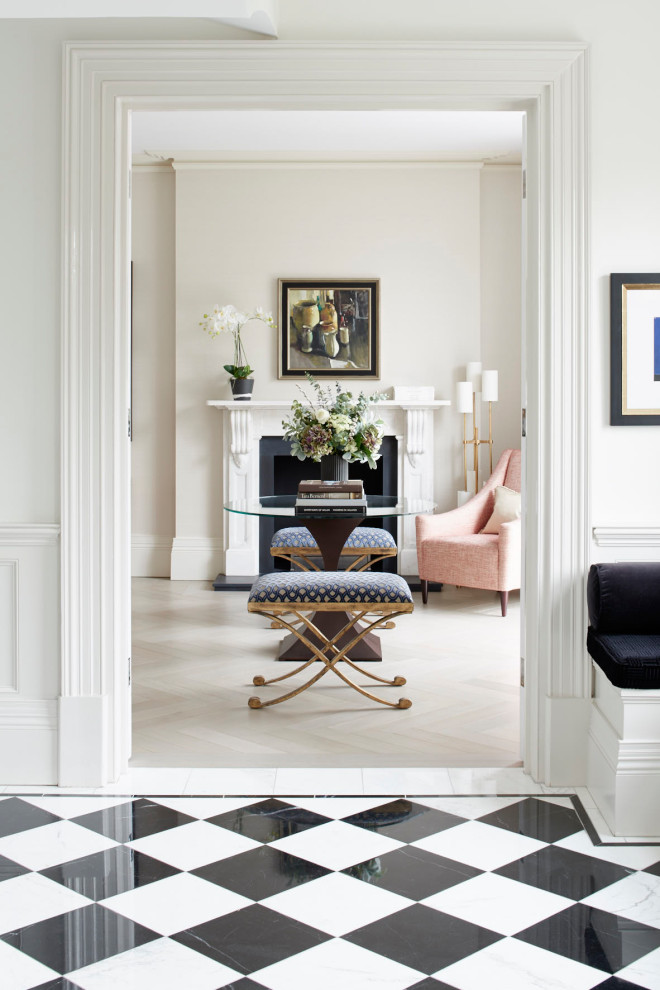 Großes, Repräsentatives, Fernseherloses, Abgetrenntes Klassisches Wohnzimmer mit beiger Wandfarbe, braunem Holzboden, Kamin, Kaminumrandung aus Stein, grauem Boden und Tapetenwänden in London