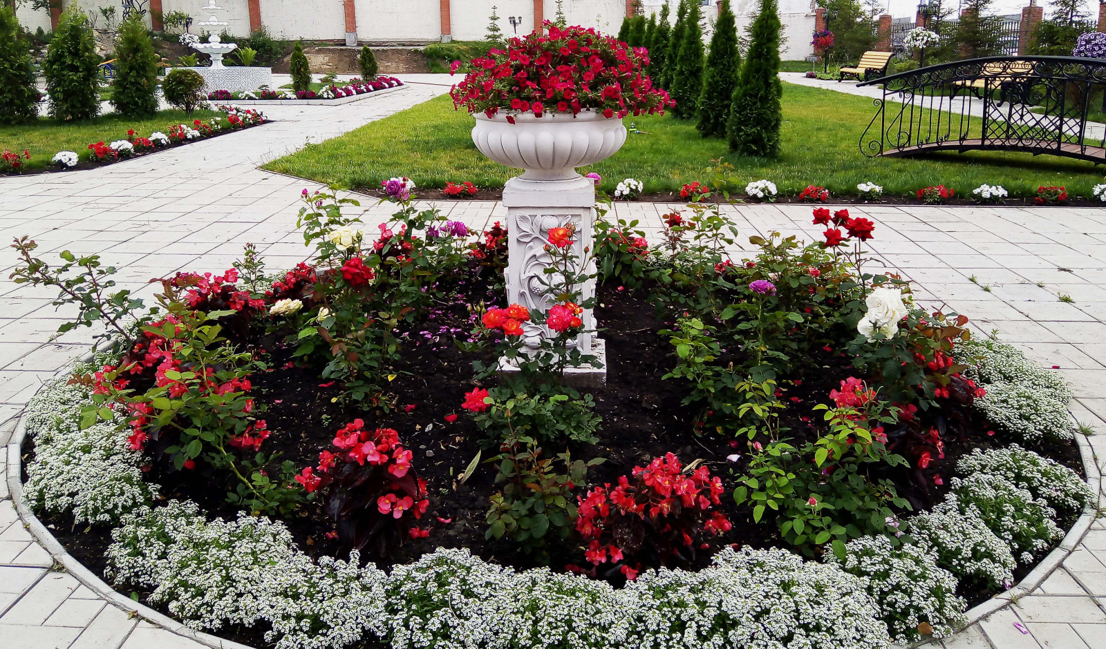 Цветники на территории храма