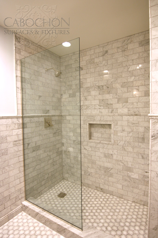 Kleines Klassisches Duschbad mit offenen Schränken, weißen Schränken, Marmor-Waschbecken/Waschtisch, weißen Fliesen, Steinfliesen, Einbaubadewanne, Doppeldusche, Wandtoilette mit Spülkasten, weißer Wandfarbe und Marmorboden in San Diego
