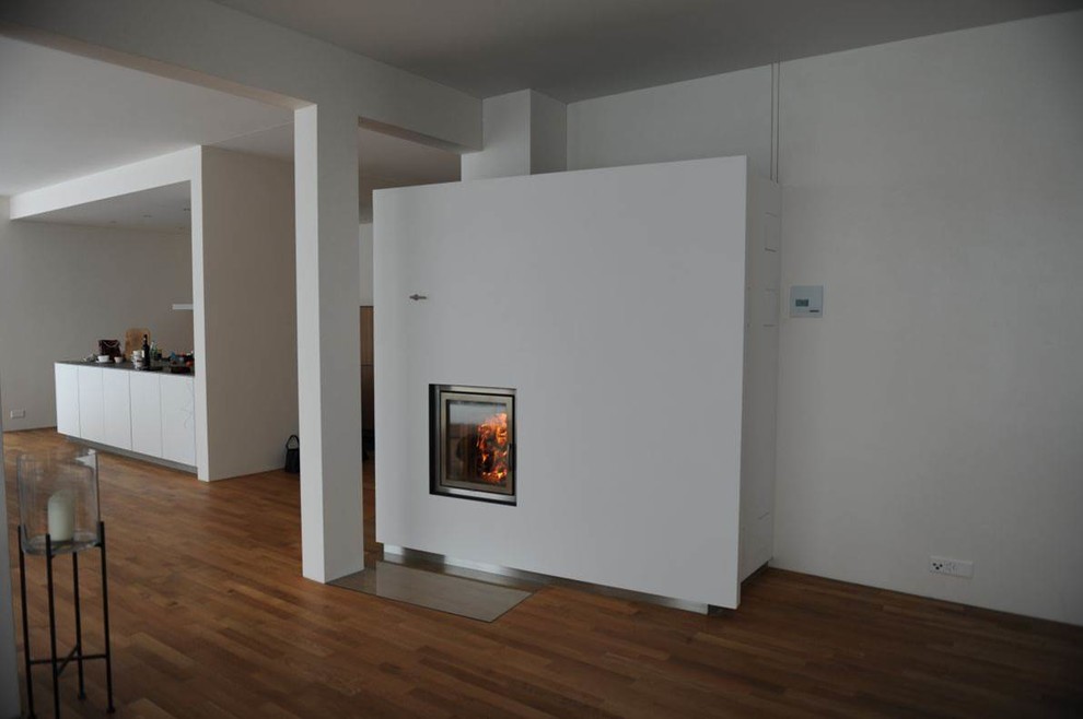 Wohnzimmer With weißer Wandfarbe and Eckkamin in Stuttgart