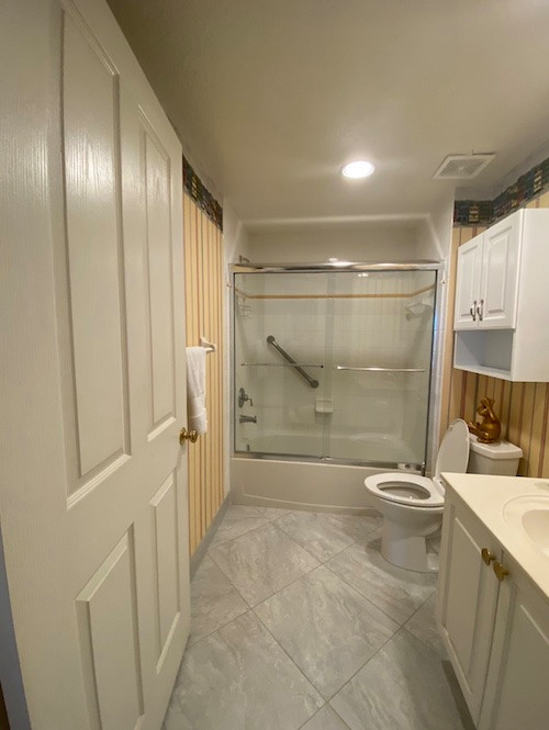 Ispirazione per una piccola stanza da bagno con doccia tropicale con un lavabo e carta da parati