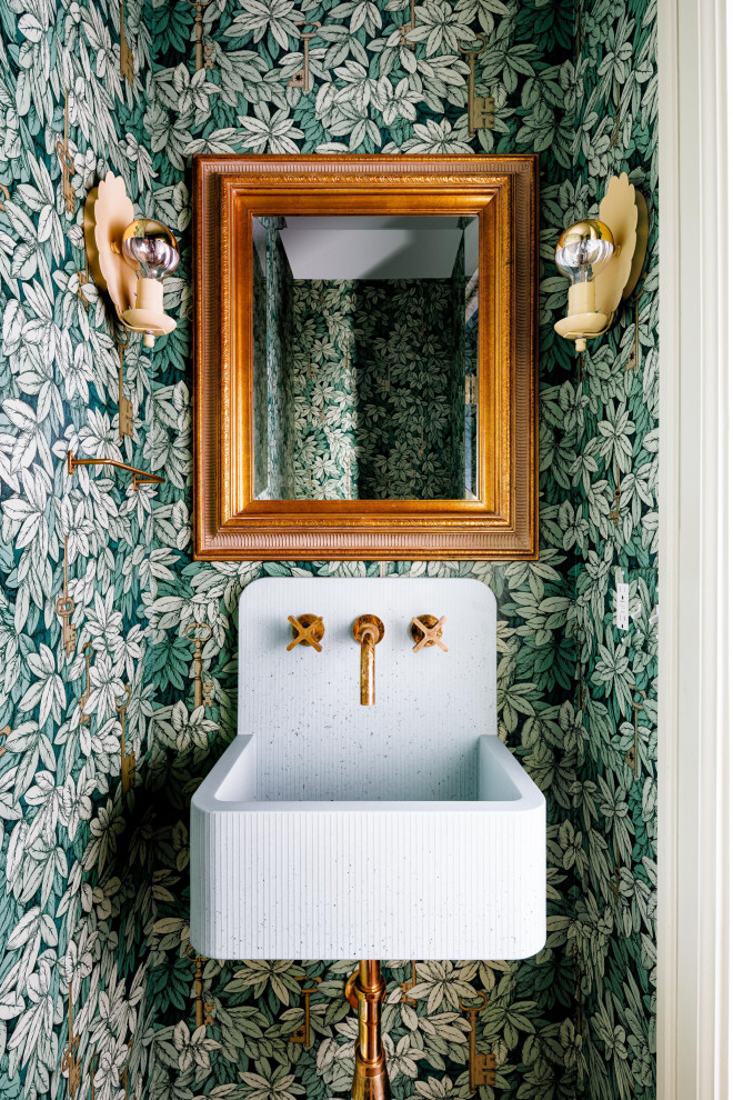 Aménagement d'un petit WC et toilettes classique avec un mur vert, un lavabo suspendu, meuble-lavabo suspendu et du papier peint.