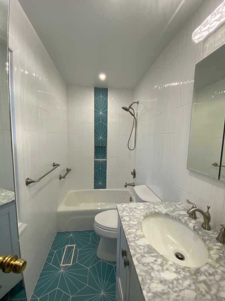 Cette image montre une petite salle de bain principale minimaliste avec des portes de placard blanches, une baignoire en alcôve, WC séparés, un carrelage blanc, des carreaux de céramique, un mur blanc, un sol en carrelage de porcelaine, un lavabo encastré, un plan de toilette en marbre, un sol turquoise, une niche, meuble simple vasque et meuble-lavabo sur pied.