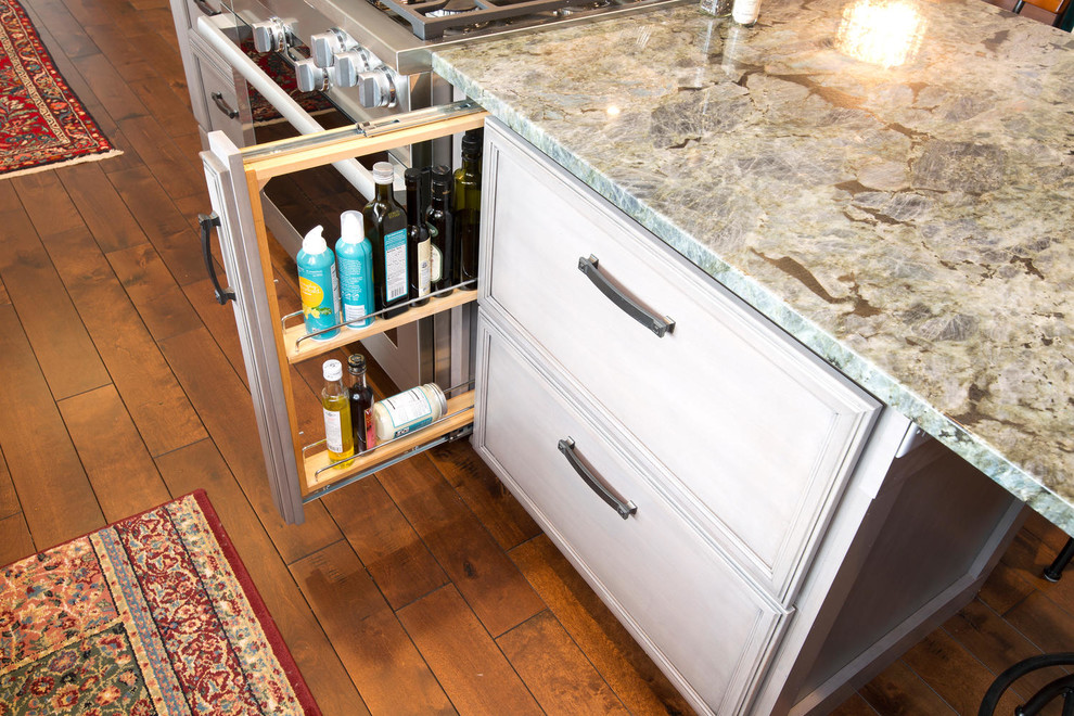 Example of a transitional home design design in Minneapolis