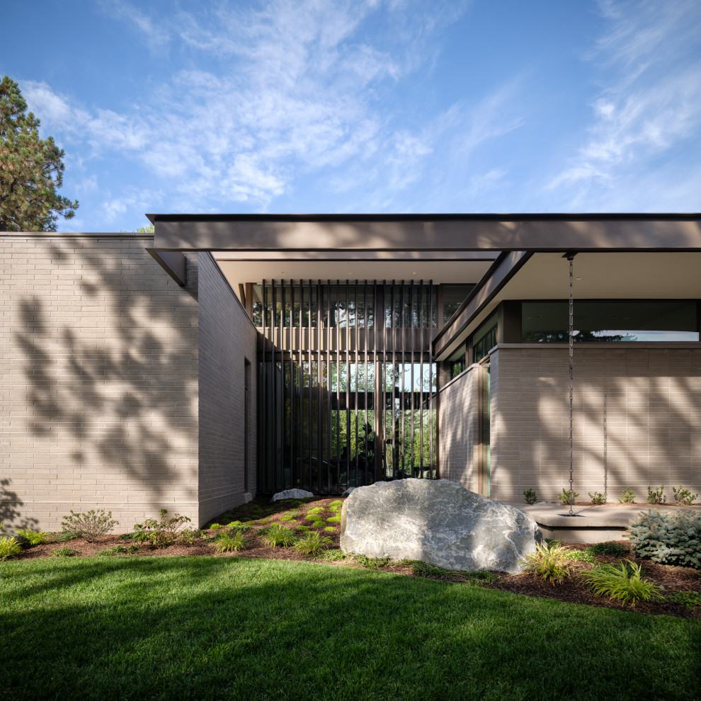 Kleiner, Halbschattiger Moderner Garten im Innenhof im Sommer mit Steindeko und Mulch in Denver