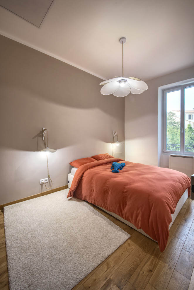 Imagen de habitación de invitados minimalista de tamaño medio con paredes marrones