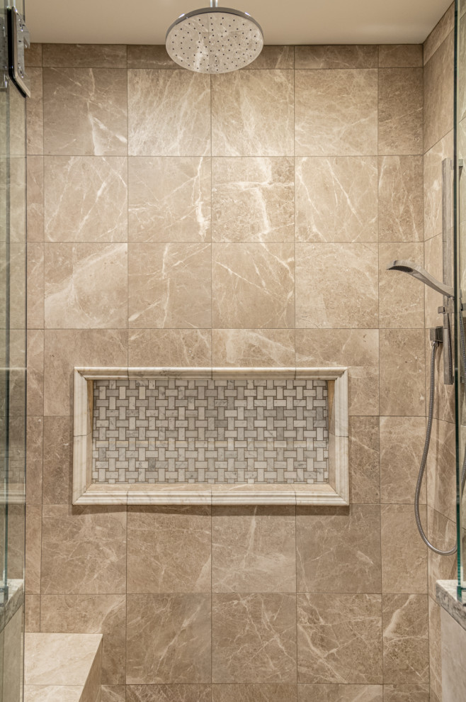 Aménagement d'une salle de bain principale classique de taille moyenne avec un carrelage beige, mosaïque et un mur gris.